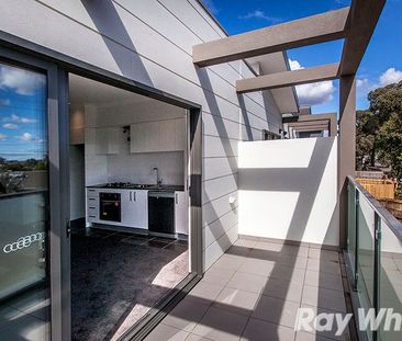 Beautiful Townhouse in Prime Location - Photo 2