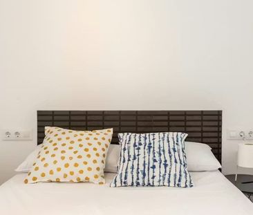 Carrer de l'Antiga Travessera, L'Hospitalet de Llobregat, Catalonia... - Photo 1