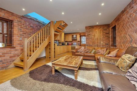 5 bedroom detached house to rent - Photo 2