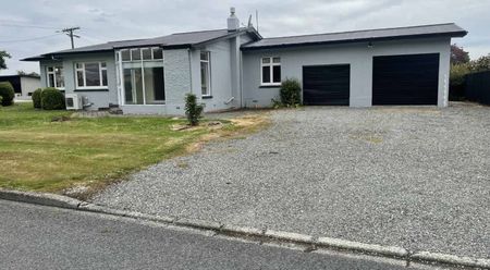 Spacious property - Photo 5