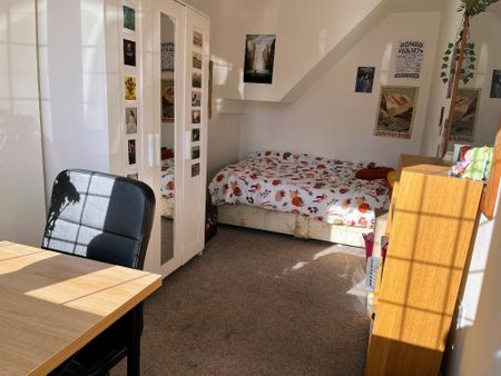 4 bedroom end of terrace house to rent - Photo 3