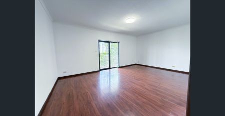 Spacious Double-Brick Family Home with City & Bay Views – Prime Location! - Photo 4