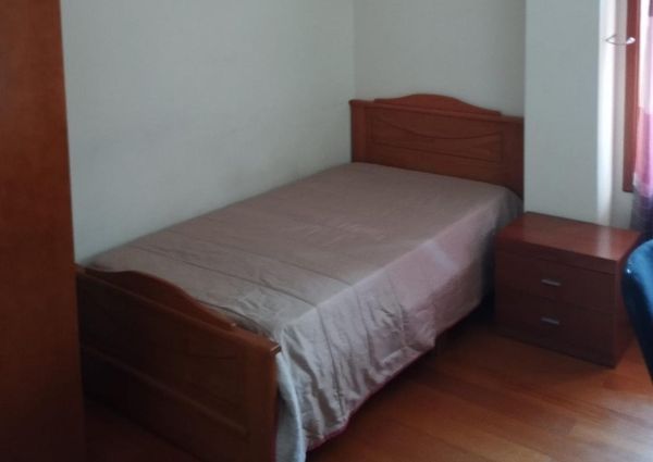 Quarto em frente ao Centro Comercial Glicinias