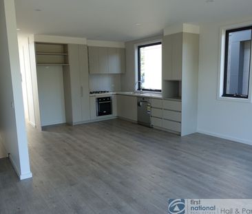 STYLISH THREE BEDROOM TOWNHOUSE - Photo 6