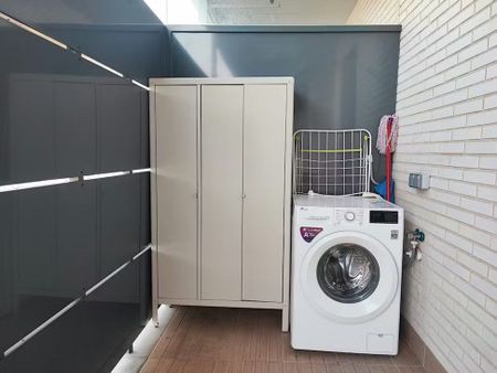 Carrer de Pi i Margall, Badalona, Catalonia 08912 - Photo 2