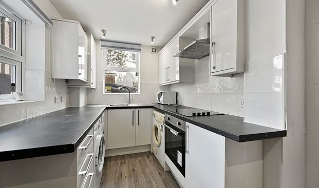 Modern & Spacious 5-Bed Ensuite Student House in Sheffield - Photo 1