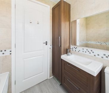 3 bedroom Detached house to rent - Photo 4
