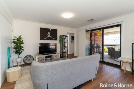 LOW MAITENANCE LLOYD LIVING - Photo 2