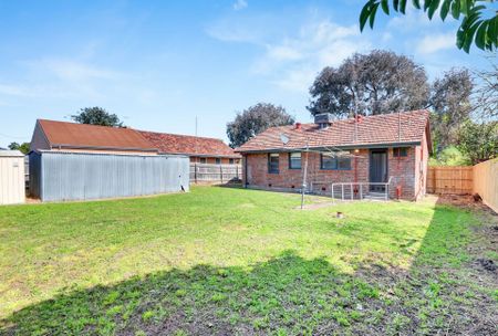 Comfortable Family Home in a Well-Connected Heidelberg West Location - Photo 3