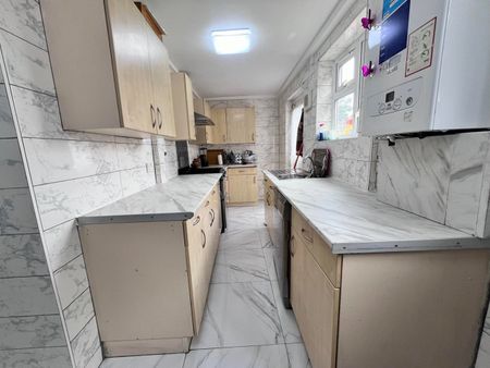 Room in a Shared House, Kingsholm Gardens, SE9 - Photo 3