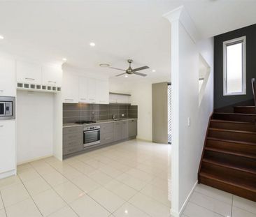 Modern Townhouse with Ducted A/C - Photo 2