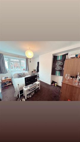 1 bedroom in a house share to rent - Photo 2