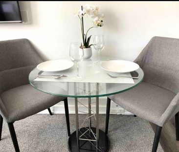 Chic 1 bed furnished apt with pool & gym - Photo 2