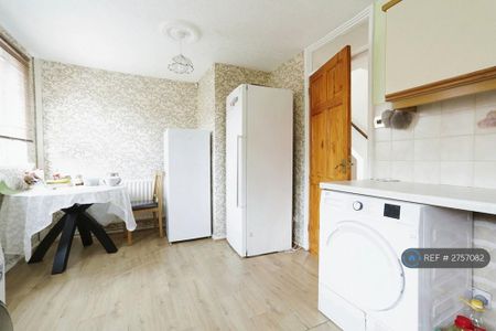 2 bedroom semi-detached house to rent - Photo 5