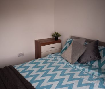 Double Furnished Room - Large Communal Space - Photo 4