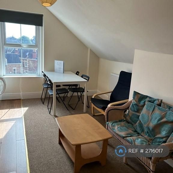 4 bedroom flat to rent - Photo 1