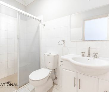 Spacious 3-Bedroom Townhouse in Prime Location - Photo 5