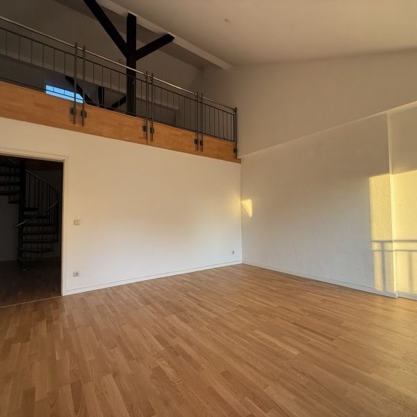 Individuelle Maisonettewohnung mit Balkon und offener Galerie in der Altstadt - Photo 1