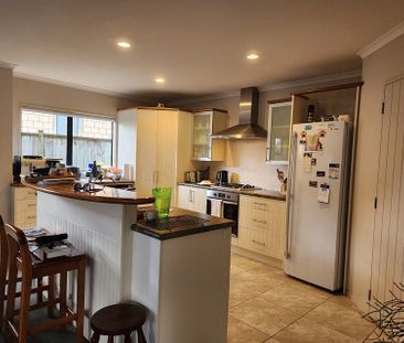 Spacious 4BR Home in Flat Bush - Photo 2