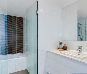 Sophisticated Harbourside Apartment with Expansive Entertainer's Ba... - Photo 5