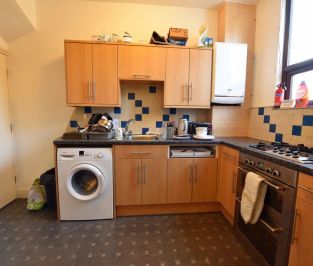 3 bedroom House in Bankfield Terrace, Leeds - Photo 1