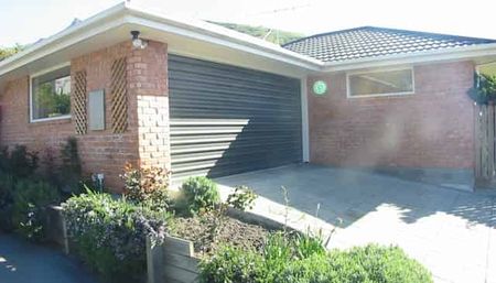 *** TIDY THREE BEDROOM HOUSE *** - Photo 4