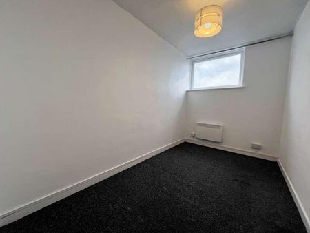 Sundon Park Parade, Luton, LU3 - Photo 3