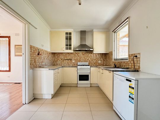 Lovely three bedroom home in Mount Waverley Secondary College school zone - 6 month lease with view to extend - Photo 1