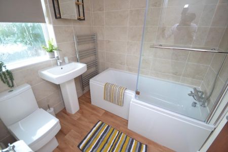 4 bedroom flat to rent - Photo 4