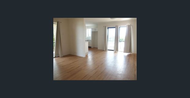 Top-Floor Apartment with City Views and Two Balconies - Photo 1