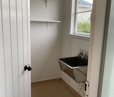 Tidy 2 Bedroom with large backyard - Photo 2