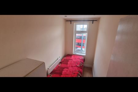 3 Bed Flat, Ilford Lane, IG1 - Photo 3