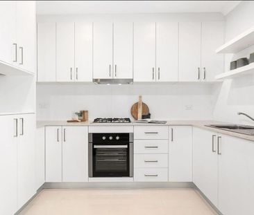 Renovated one bed unit in whisper quiet locale - Photo 2