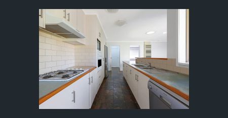 Low Maintenance 3 Bedroom Home - Photo 3