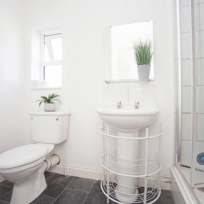 4 bedroom semi-detached house to rent - Photo 1