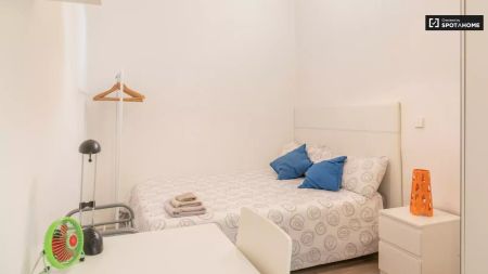 Double bed in Rooms for rent in 4-bedroom apartment in Madrid - Photo 2