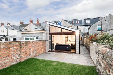 Our largest top-of-the-range house - spacious, stylish, and in the very best of locations. - Photo 2