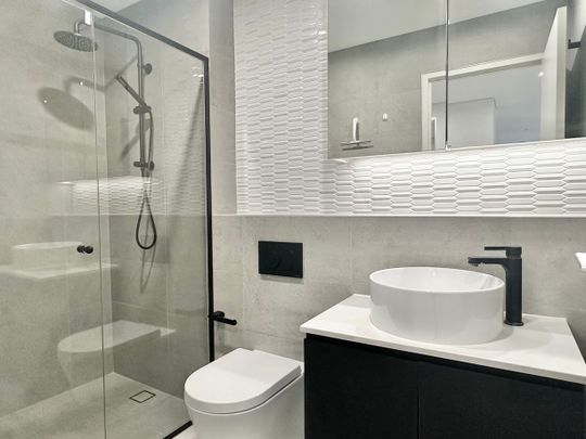 Modern 1 bedroom apartment - Photo 1