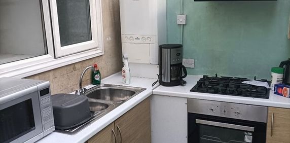 1 Bed Flat, Redland, BS6 - Photo 2