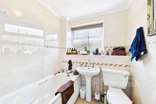 Pinewood Park, Farnborough, Hampshire, GU14 - Photo 1