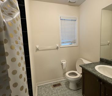 For Lease - 163 Flagstone Way, Newmarket, Ontario - Photo 6