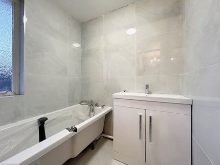 KINGSWOOD, BASILDON - Photo 5