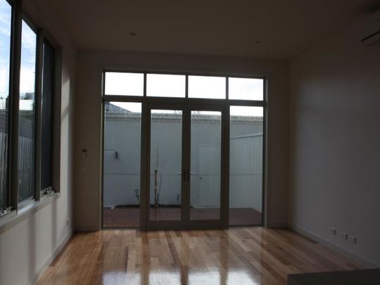 Stunning Townhouse - Photo 1