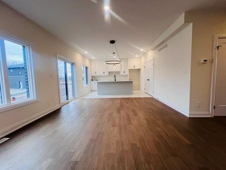 For Lease - 6458 Sunshine Common, Niagara Falls, Ontario - Photo 2