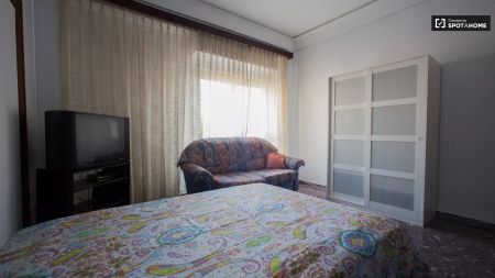 Double bed in Rooms for rent in furnished 7-bedroom apartment in Quatre Carreres - Foto 5