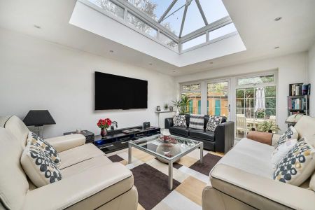 5 bedroom detached house to rent - Photo 2