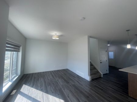 GREAT 3 BED, 2 5 BATH TOWNHOUSE WITH DBL GARAGE IN BEAUMONT - Photo 2