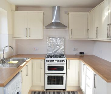 2 bedroom end of terrace house to rent - Photo 3