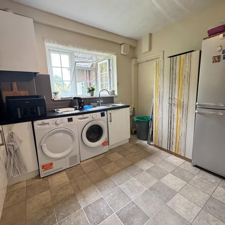 3 bedroom flat to rent - Photo 1