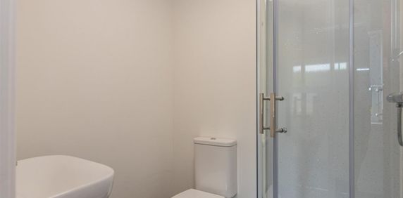 1 bed Room To Let - Photo 2